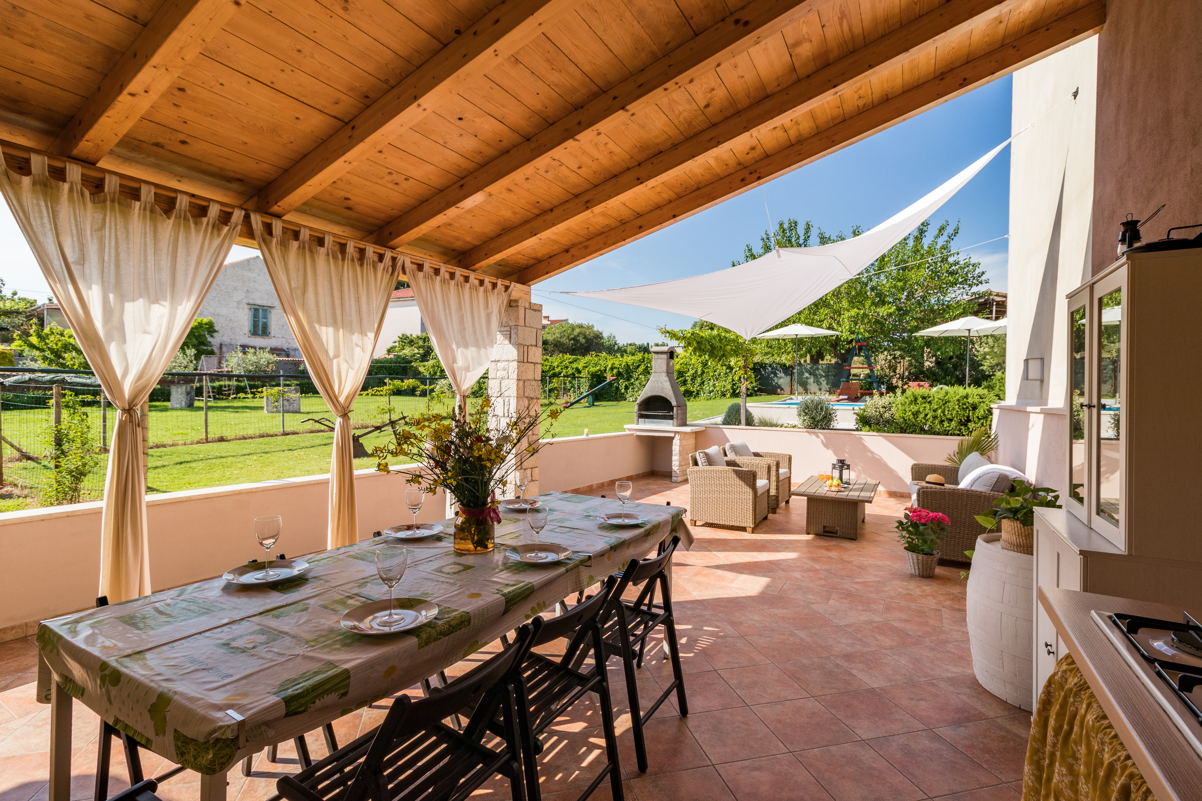 Attraktive Villa mit privatem Pool und Sonnenterrasse in Pula
