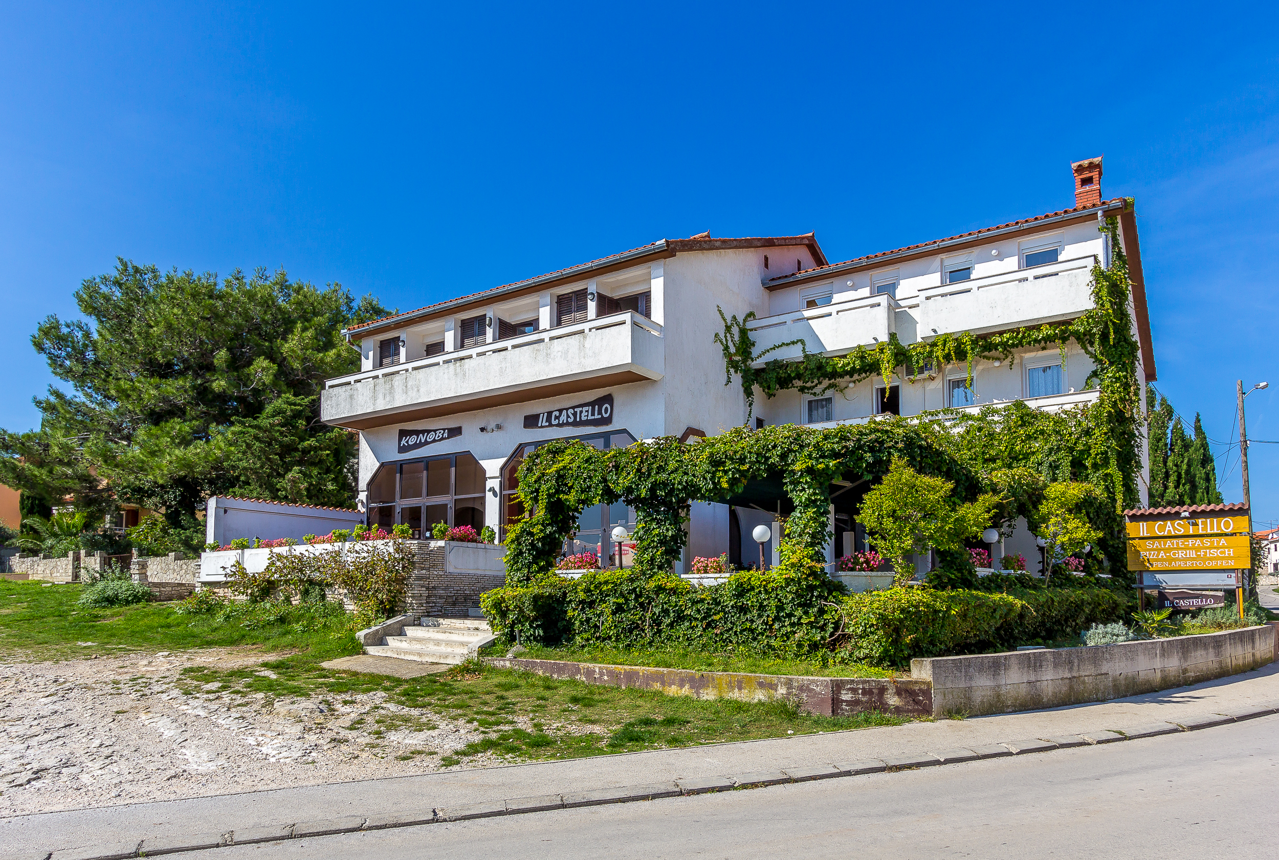 House in Premantura offers accommodation on favorable location