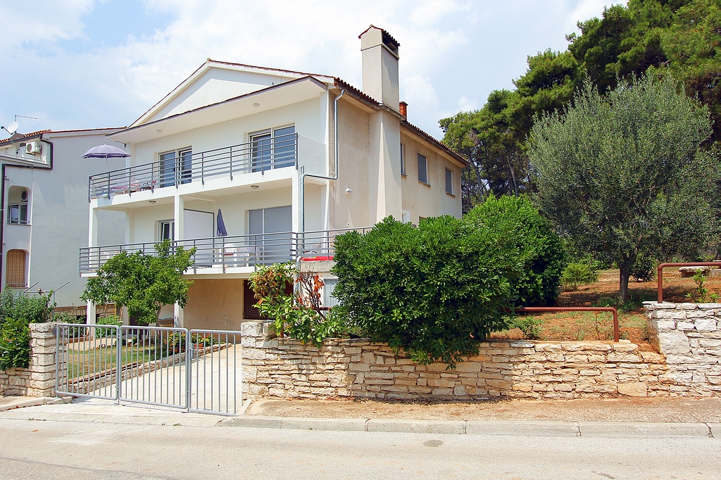 Casa familiare con appartamenti moderni a Pula, vicino al mare