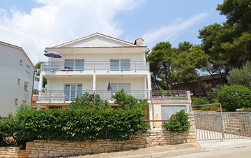 Lovely family house with modern apartments in Pula, near the sea
