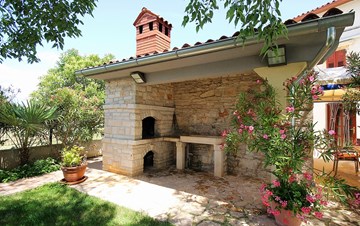 Casa a Krnica offre appartamenti per famiglie con un bel giardino