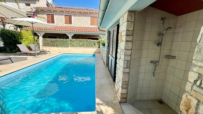 House in Krnica offers apartments for families with modern garden, 40