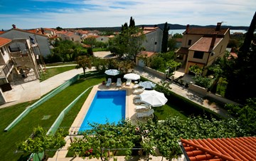 Assolata casa con piscina a Medolino offre alloggio confortevole