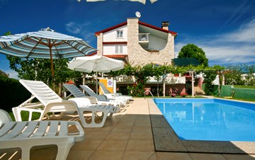 Assolata casa con piscina a Medolino offre alloggio confortevole