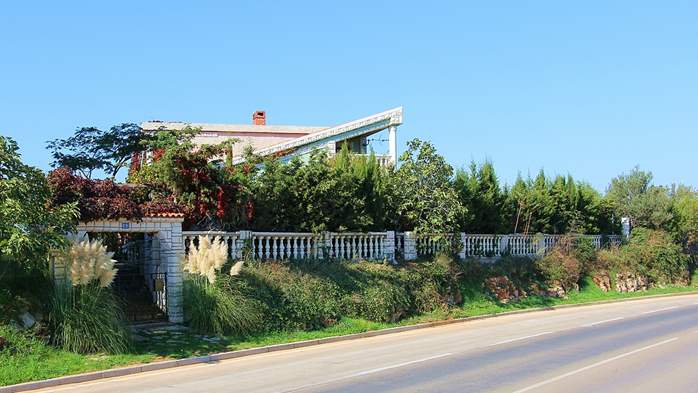 Kuća u Medulinu s lijepim vrtom i igralištem, terasa s roštiljem, 15