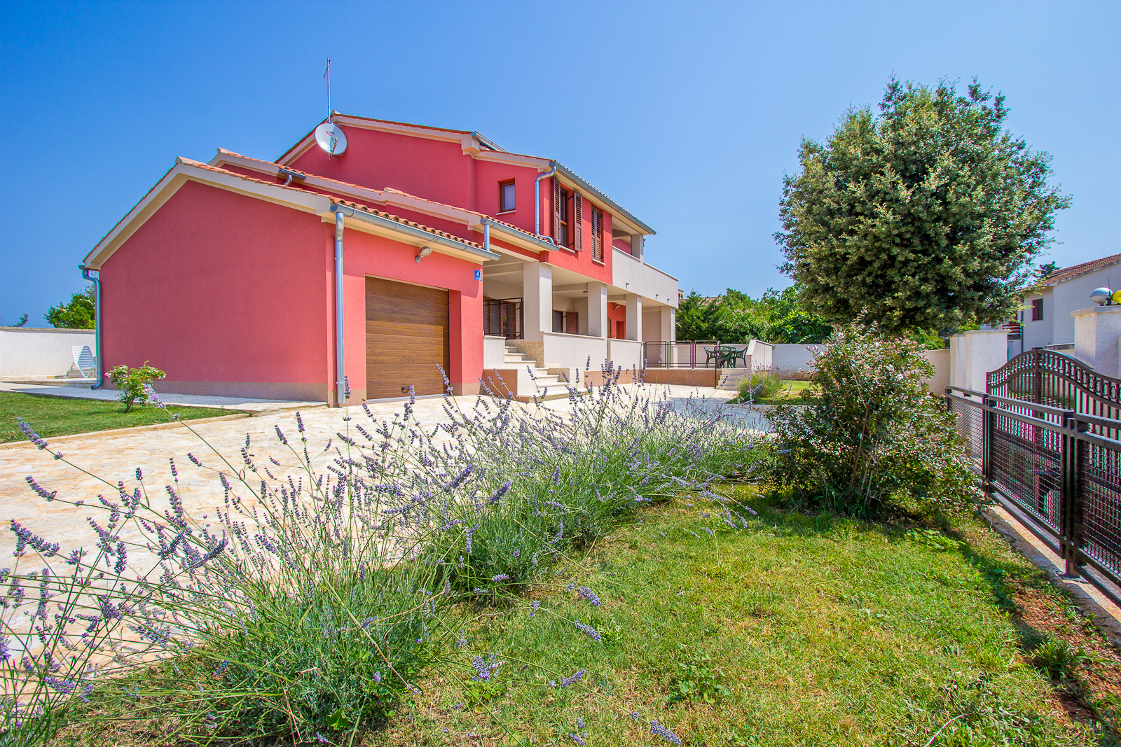 Kuća prostrane okućnice s parkingom i roštiljem u Banjolama