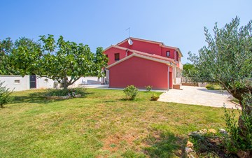House with spacious yard, parking place and barbecue in Banjole