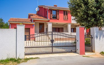 House with spacious yard, parking place and barbecue in Banjole