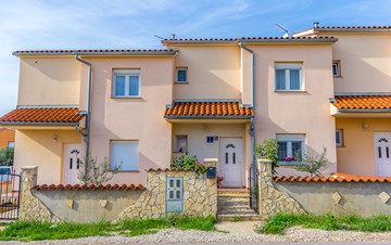 Two storey house in Fažana, with private terrace and balcony
