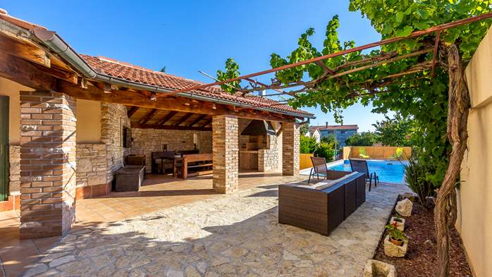 Villa with pool in the heart of Medulin, for 6 to 8 persons,Wi-Fi, 12