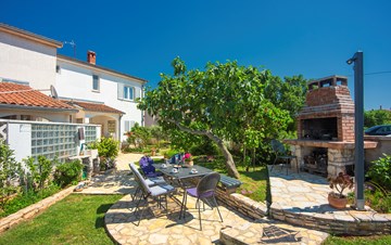 House with nice garden in Ližnjan offers comfortable accomodation