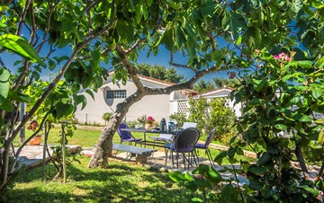 Haus mit schönem Garten in Ližnjan bietet komfortable Unterkunft