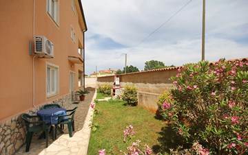 Private house with garden offers accommodation in nice apartments