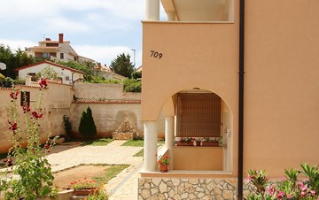 Private house with garden offers accommodation in nice apartments