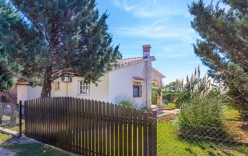 Lovely little house in Medulin with fenced garden and seaview