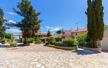 Grande casa a Medolino con appartamenti e piscina all'aperto