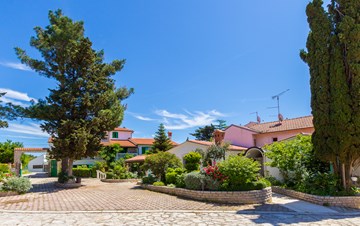 Grande casa a Medolino con appartamenti e piscina all'aperto