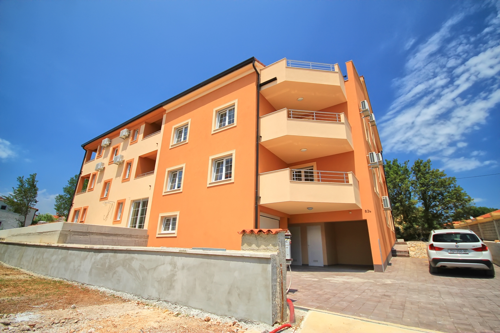 Newly built edifice in Medulin, close to the beach, with parking