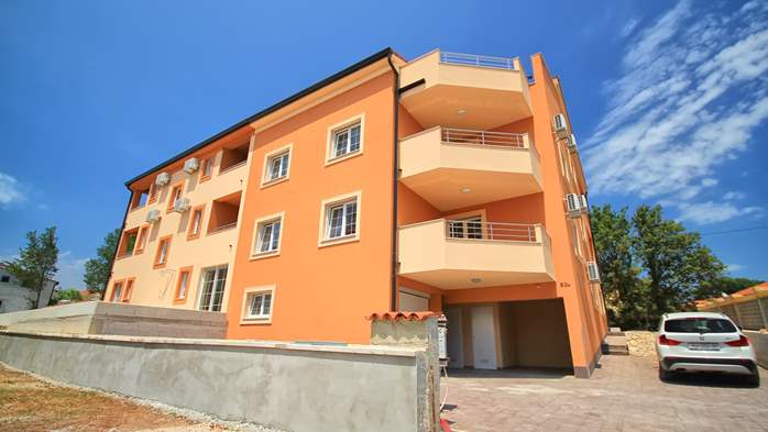 Newly built edifice in Medulin, close to the beach, with parking, 11