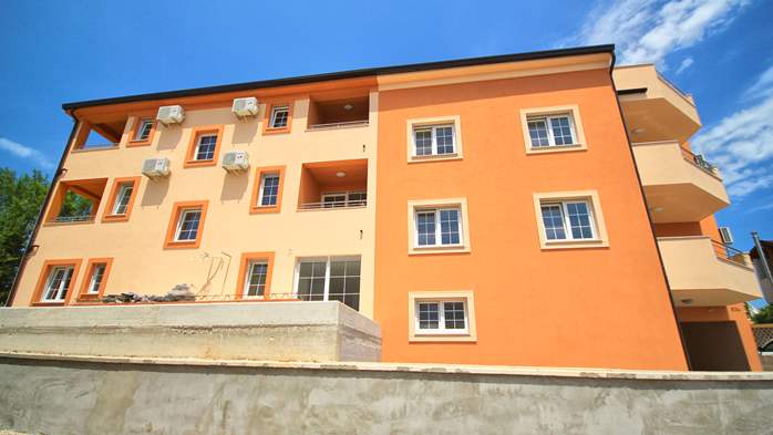 Newly built edifice in Medulin, close to the beach, with parking, 12