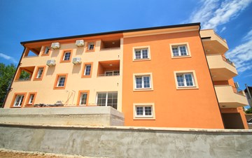 Newly built edifice in Medulin, close to the beach, with parking