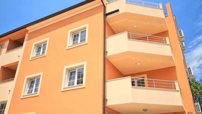 Newly built edifice in Medulin, close to the beach, with parking, 13