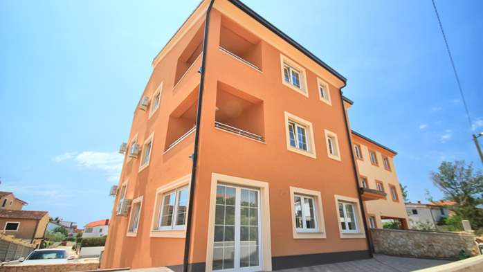 Newly built edifice in Medulin, close to the beach, with parking, 14