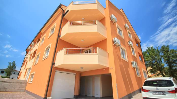 Newly built edifice in Medulin, close to the beach, with parking, 15
