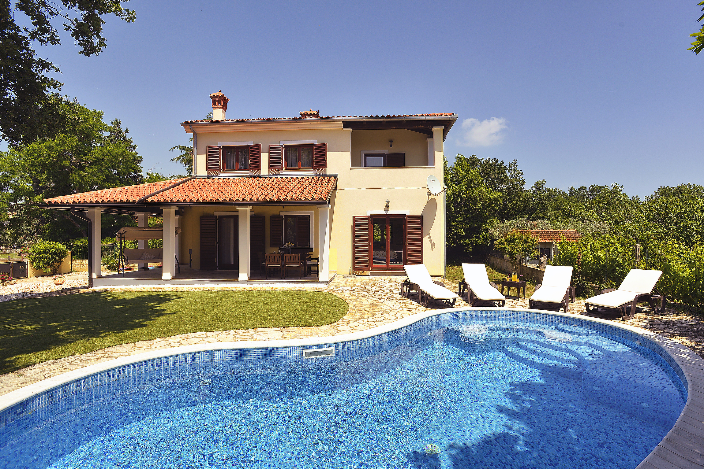 Villa with a swimming pool and whirlpool, 600 m from the sea