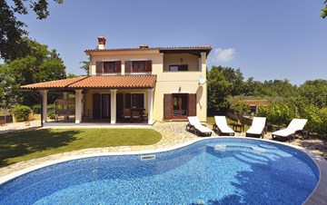 Villa with a swimming pool and whirlpool, 600 m from the sea