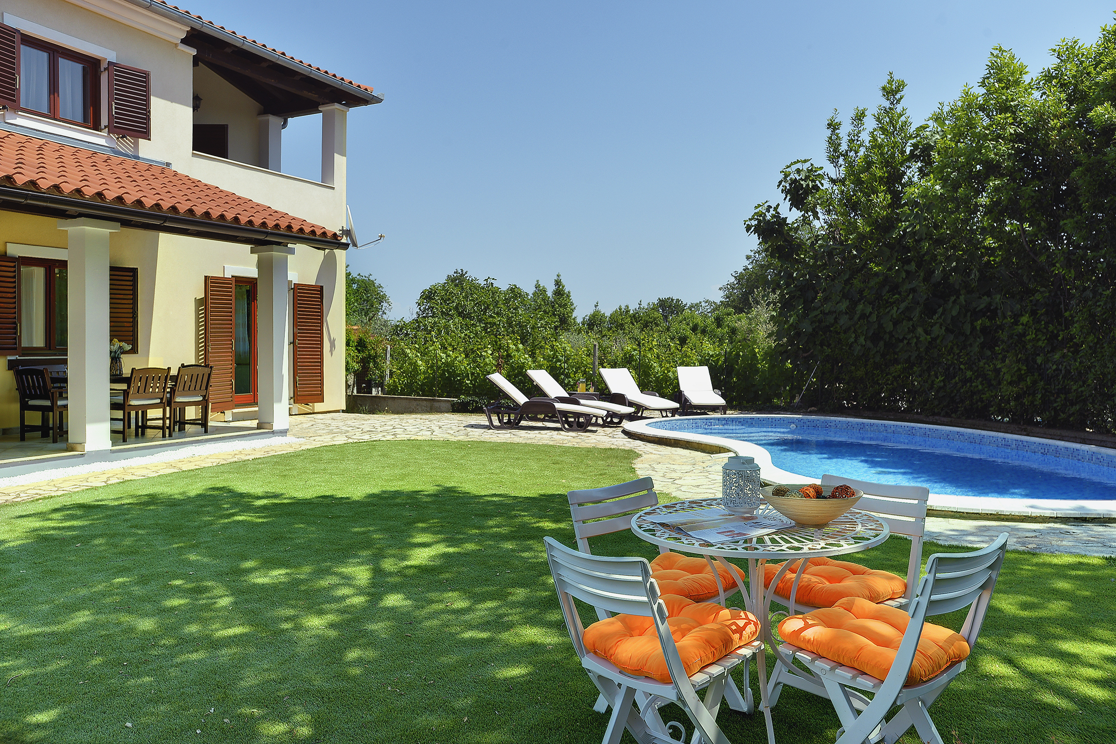 Villa with a swimming pool and whirlpool, 600 m from the sea