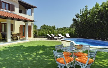 Villa with a swimming pool and whirlpool, 600 m from the sea