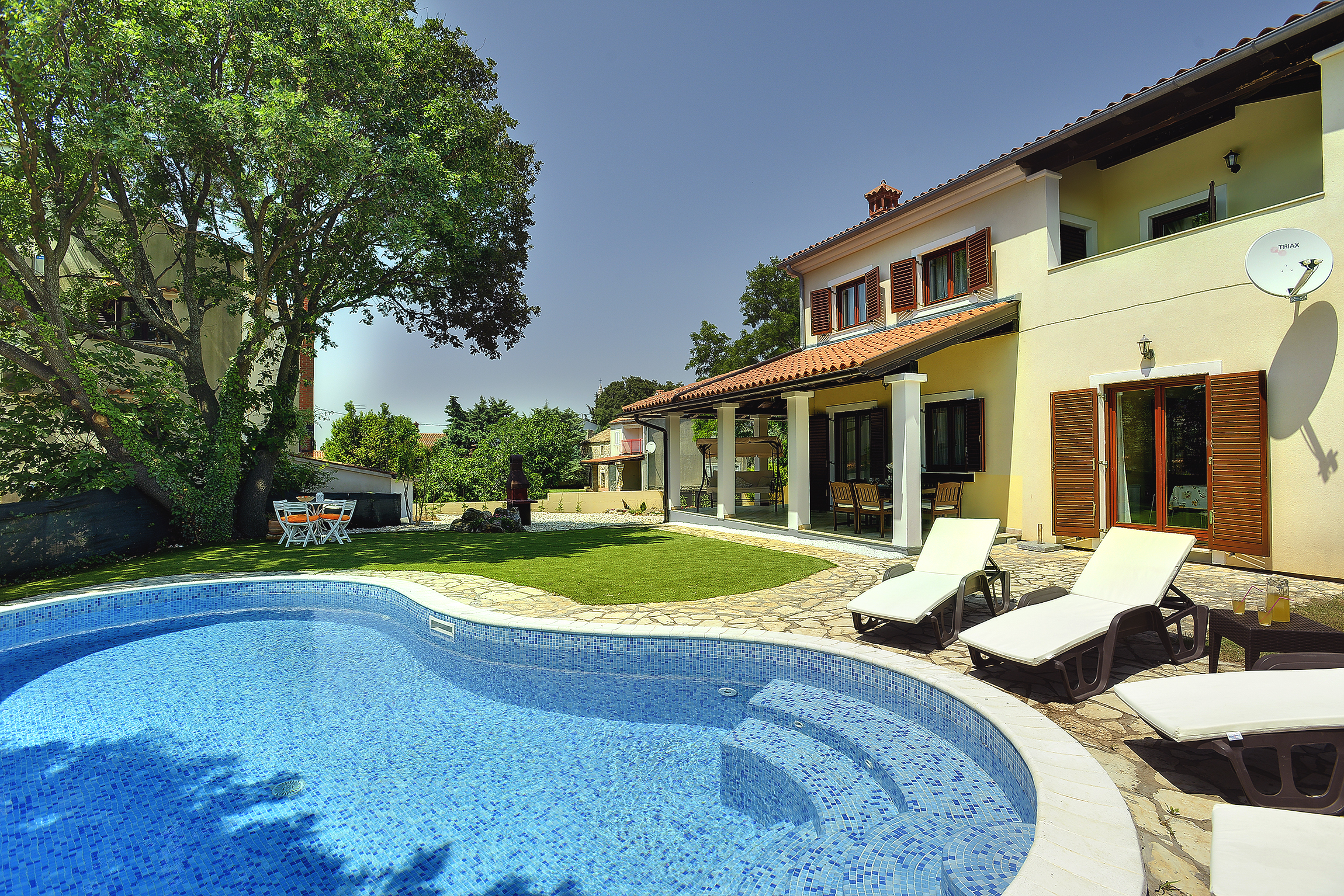 Villa with a swimming pool and whirlpool, 600 m from the sea