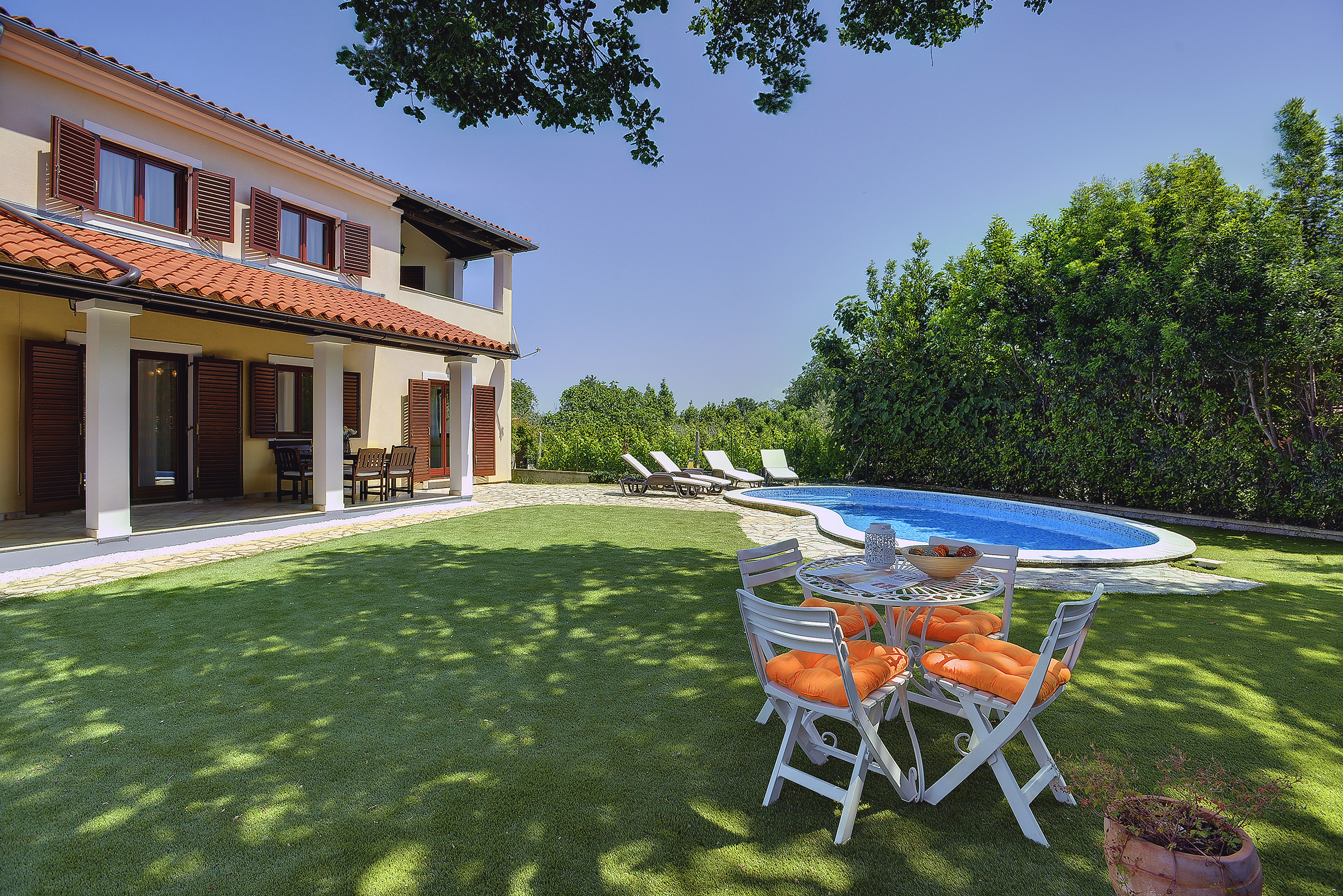 Villa with a swimming pool and whirlpool, 600 m from the sea
