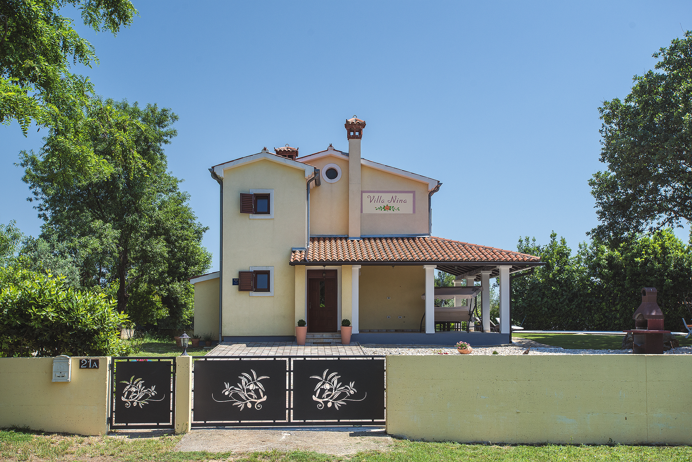 Villa with a swimming pool and whirlpool, 600 m from the sea