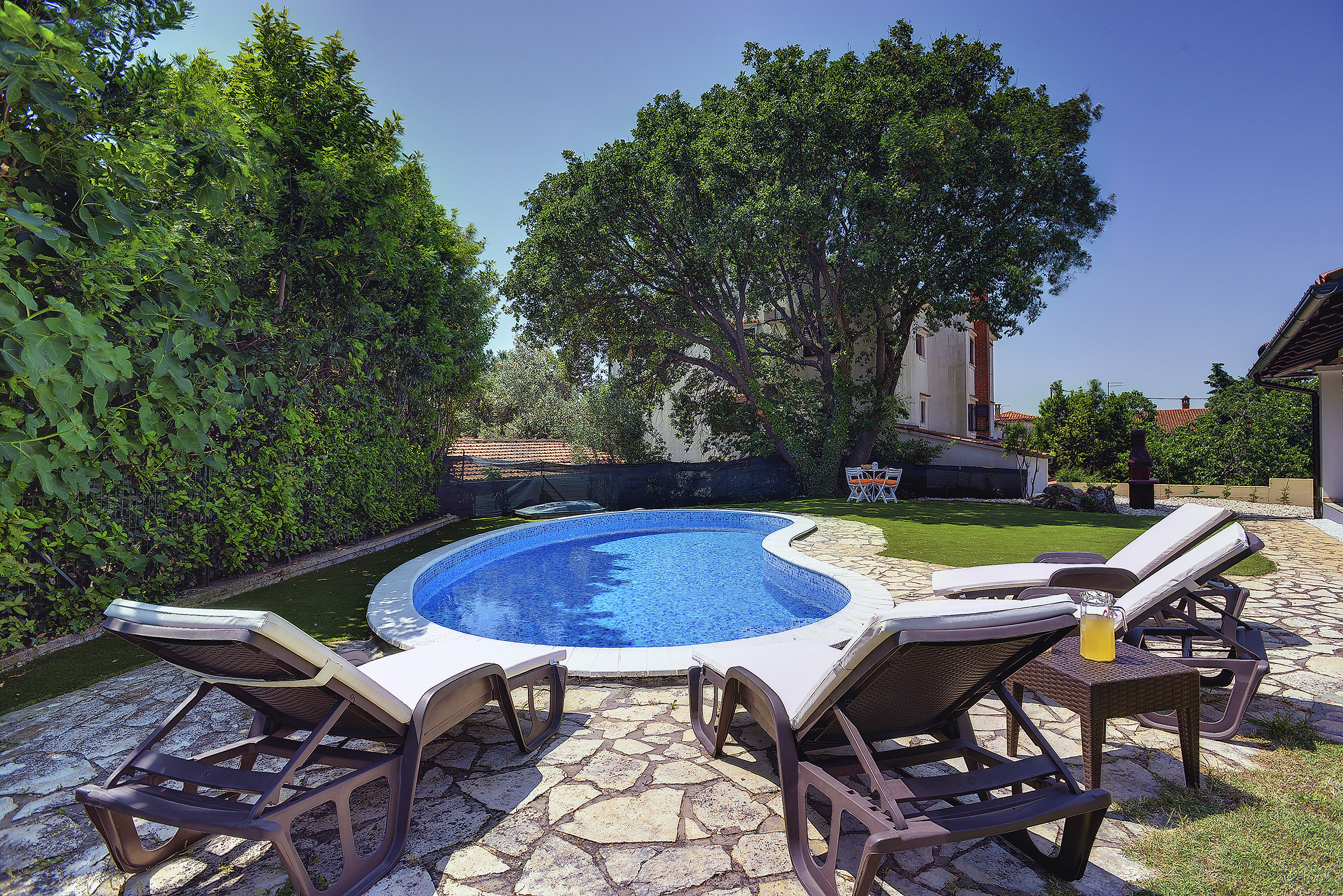 Villa with a swimming pool and whirlpool, 600 m from the sea