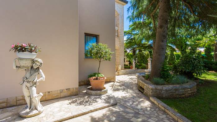 Apartment in a private family house with a large yard in Pula, 21