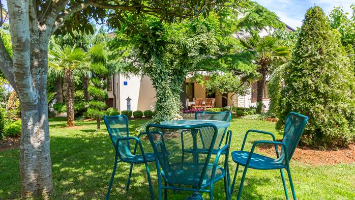 Apartment in a private family house with a large yard in Pula, 26