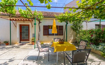 Small air conditioned terrace house in Pula, with SAT-TV and BBQ