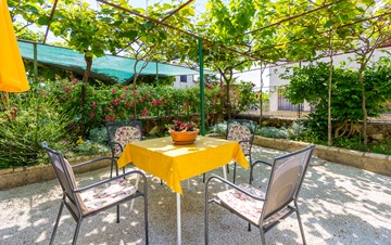 Small air conditioned terrace house in Pula, with SAT-TV and BBQ