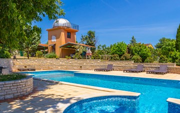 Incredibile casa con piscina e osservatorio offre appartamenti