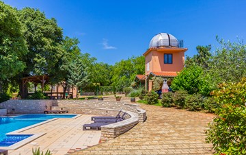 Incredible house with pool and observatory offers nice apartments