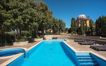 Incredible house with pool and observatory offers nice apartments
