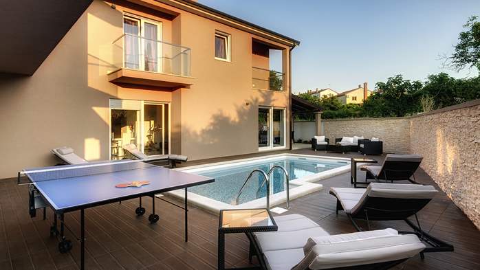 Moderna vila s privatnim bazenom i vanjskom kuhinjom sa TV-om, 10