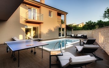 Moderne Villa mit privatem Pool und Sommerküche mit TV