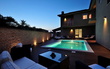 Villa moderna con piscina privata e cucina estiva con TV
