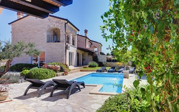 Villa with heated pool, two saunas, electric car charger