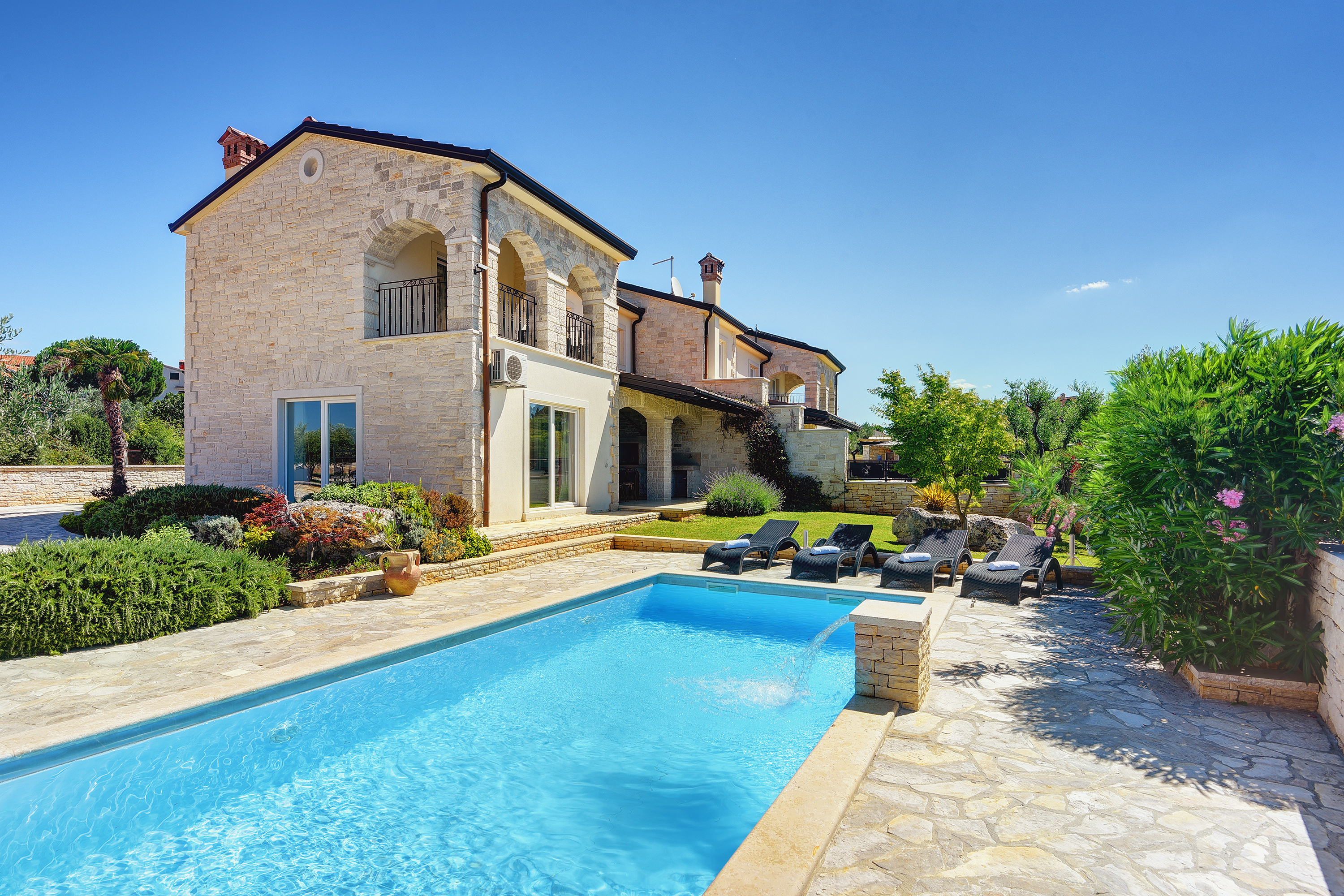 Villa mit beheiztem Pool, zwei Saunen, Ladegerät für Elektroautos