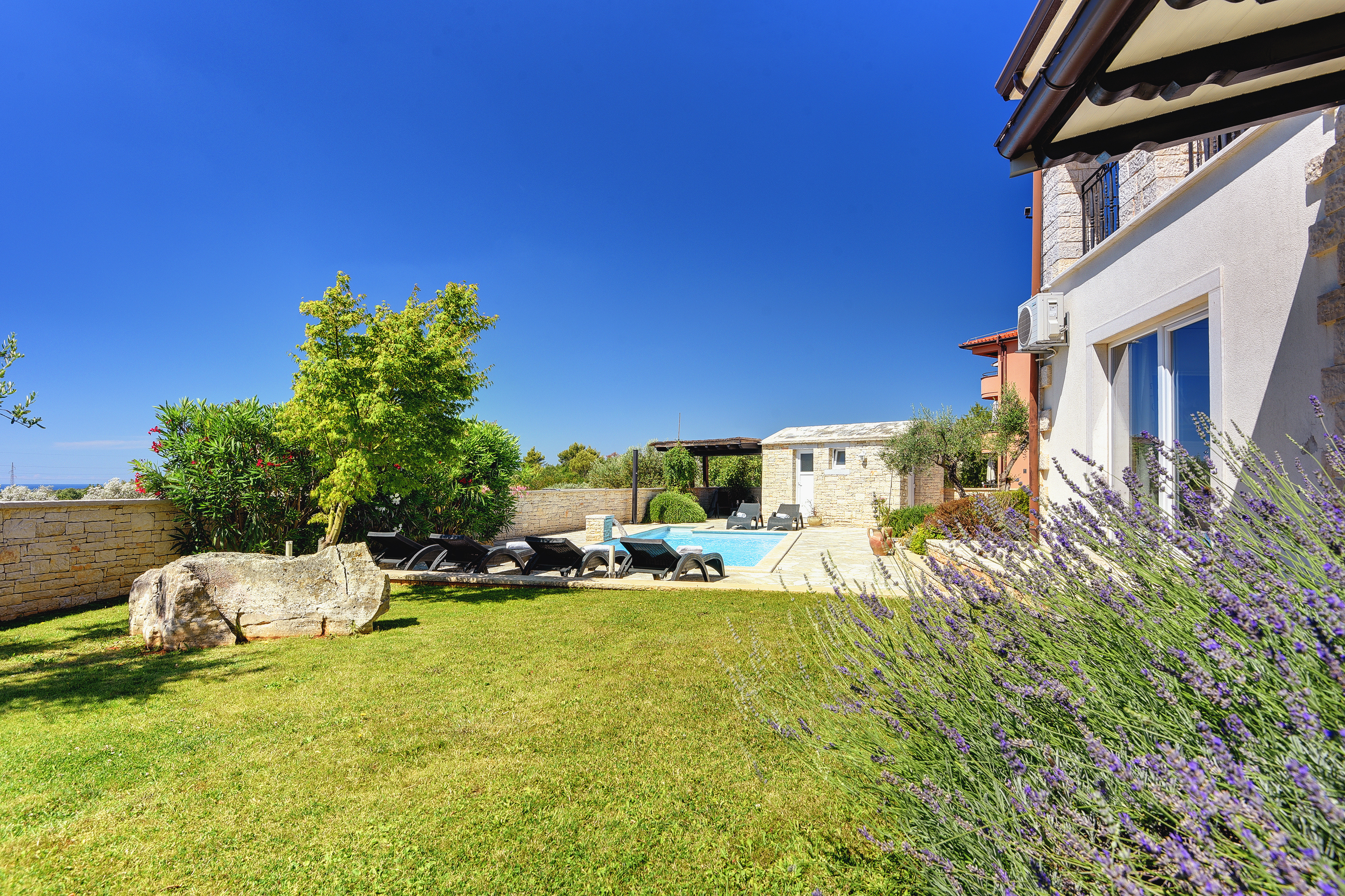 Villa mit beheiztem Pool, zwei Saunen, Ladegerät für Elektroautos