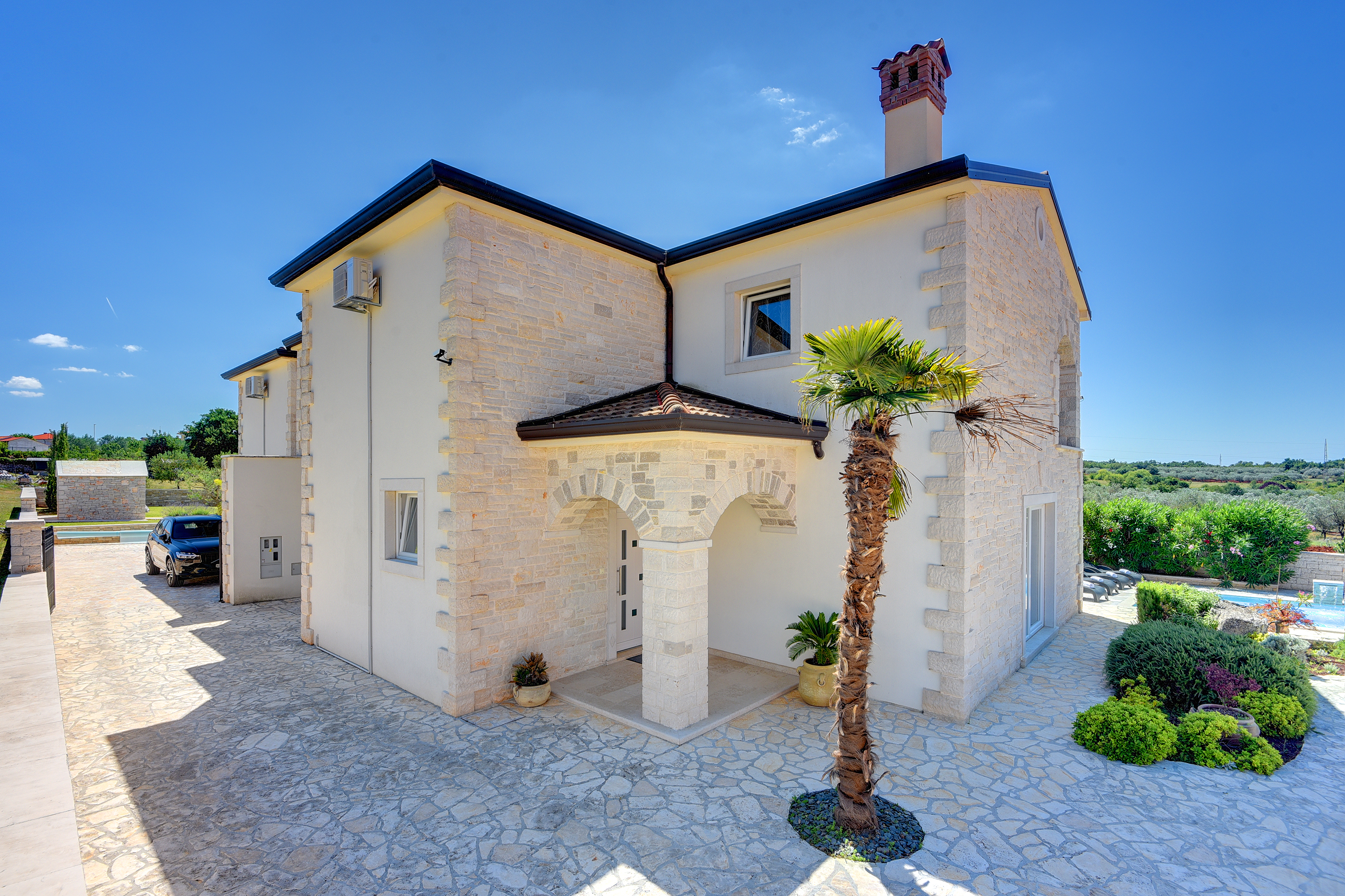 Villa mit beheiztem Pool, zwei Saunen, Ladegerät für Elektroautos